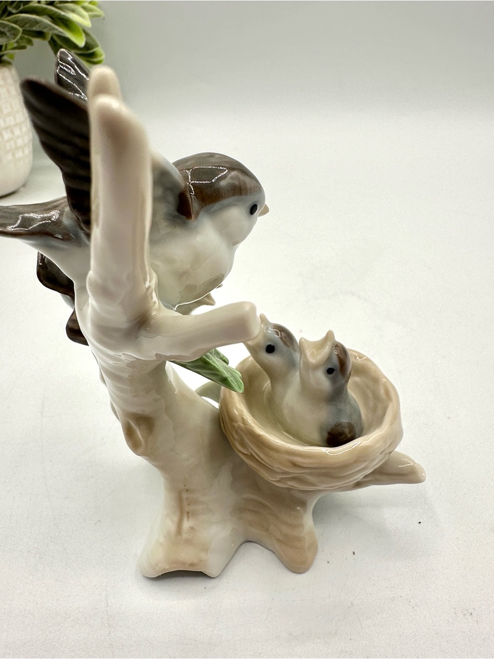 2 Grey Sparrows with Bird babies in nest, Porcelain Figurine - Picture 5 of 9